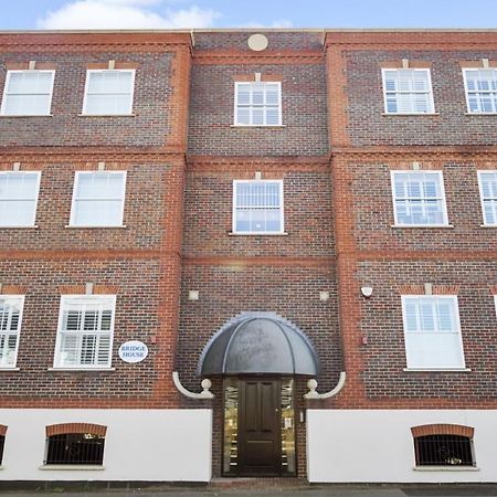 Flat 3 Bridge House Apartment Staines-upon-Thames Bagian luar foto