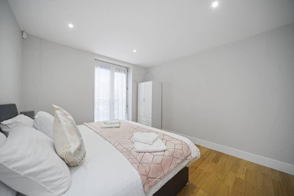 Flat 3 Bridge House Apartment Staines-upon-Thames Bagian luar foto