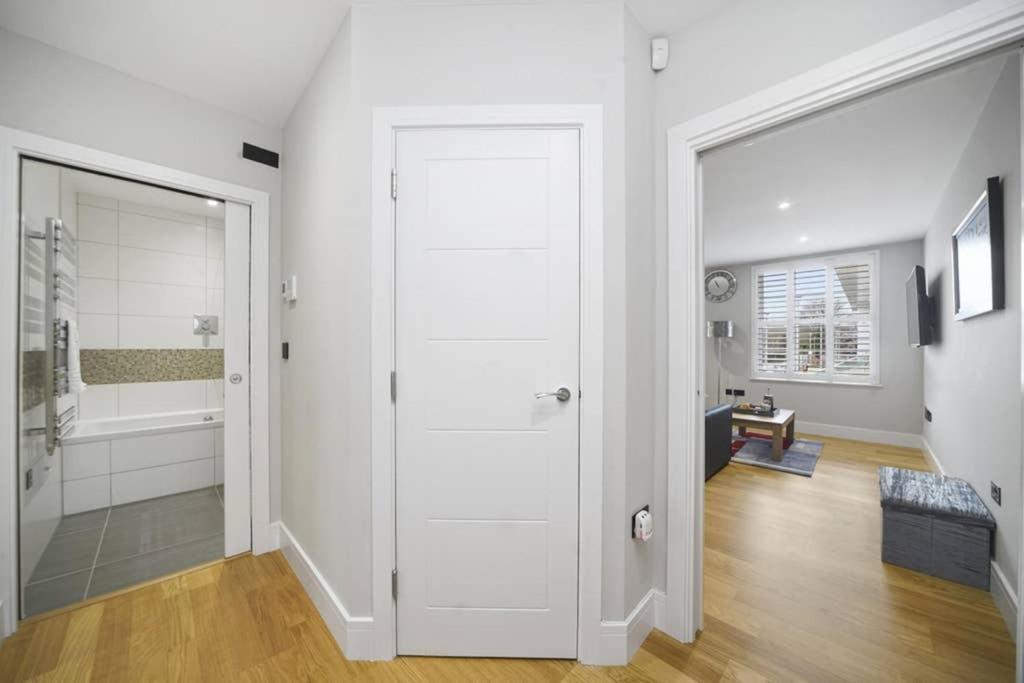 Flat 3 Bridge House Apartment Staines-upon-Thames Bagian luar foto