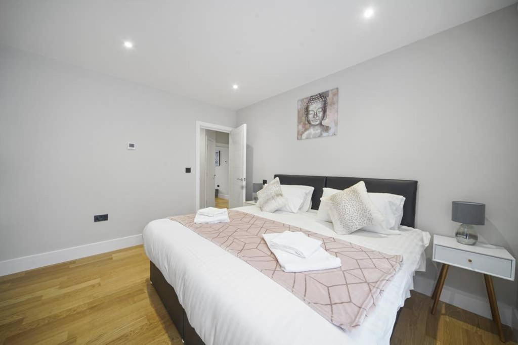 Flat 3 Bridge House Apartment Staines-upon-Thames Bagian luar foto