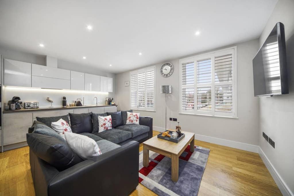 Flat 3 Bridge House Apartment Staines-upon-Thames Bagian luar foto