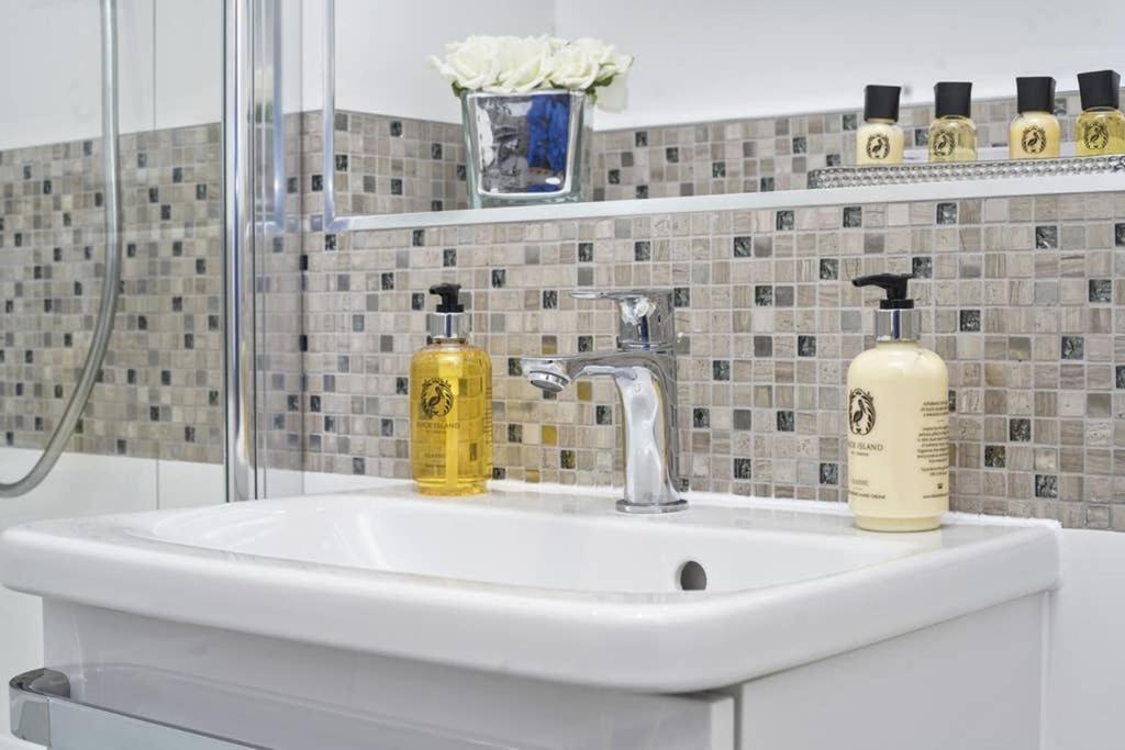 Flat 3 Bridge House Apartment Staines-upon-Thames Bagian luar foto