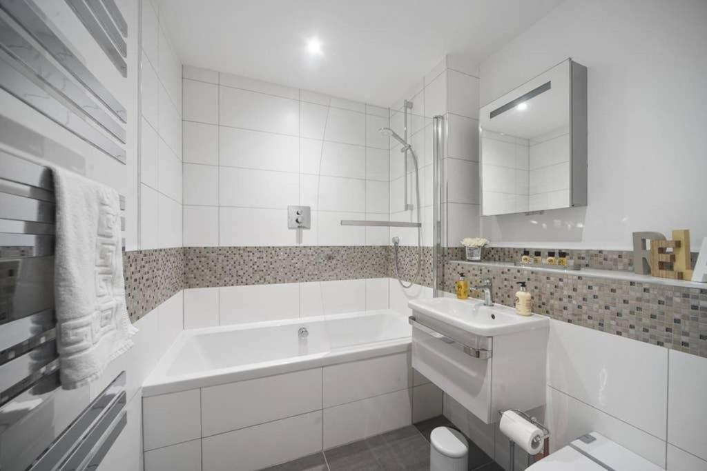 Flat 3 Bridge House Apartment Staines-upon-Thames Bagian luar foto