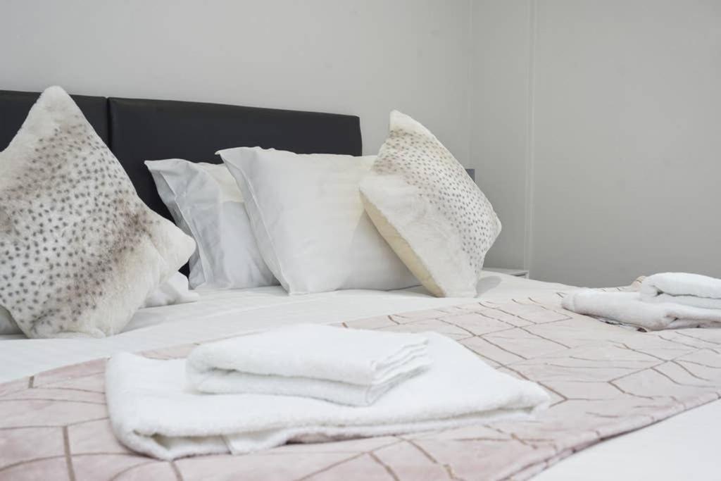 Flat 3 Bridge House Apartment Staines-upon-Thames Bagian luar foto