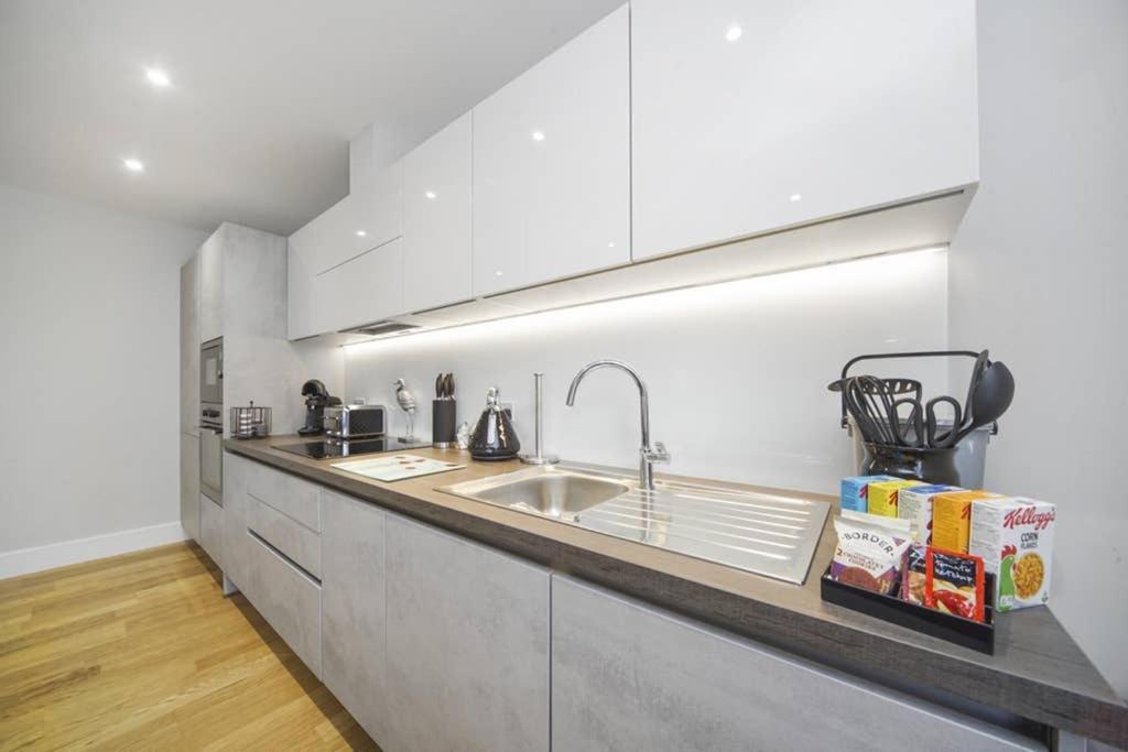 Flat 3 Bridge House Apartment Staines-upon-Thames Bagian luar foto