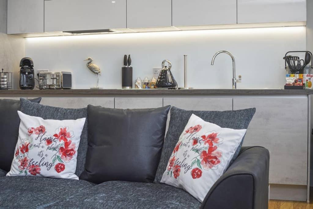 Flat 3 Bridge House Apartment Staines-upon-Thames Bagian luar foto