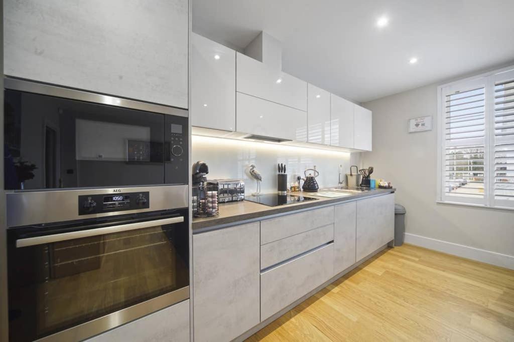 Flat 3 Bridge House Apartment Staines-upon-Thames Bagian luar foto