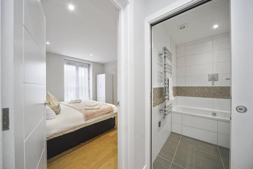 Flat 3 Bridge House Apartment Staines-upon-Thames Bagian luar foto