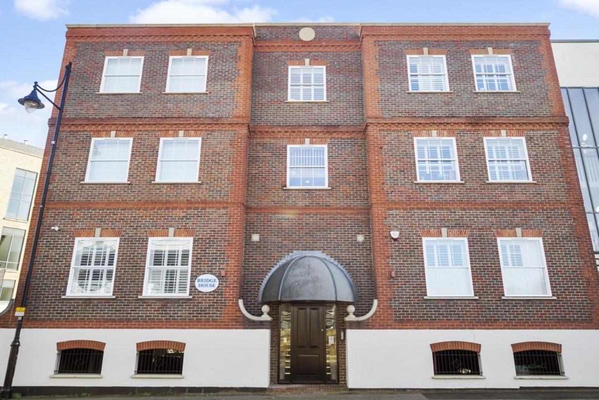 Flat 3 Bridge House Apartment Staines-upon-Thames Bagian luar foto