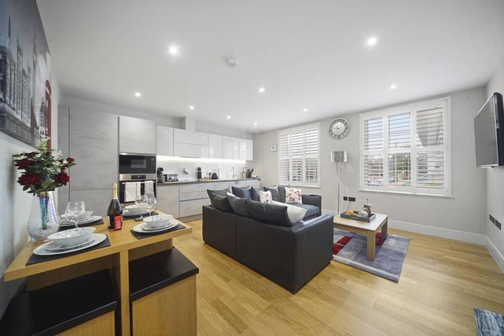 Flat 3 Bridge House Apartment Staines-upon-Thames Bagian luar foto