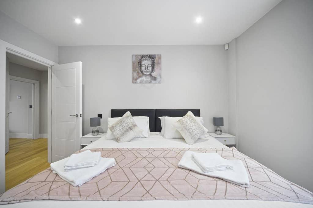 Flat 3 Bridge House Apartment Staines-upon-Thames Bagian luar foto