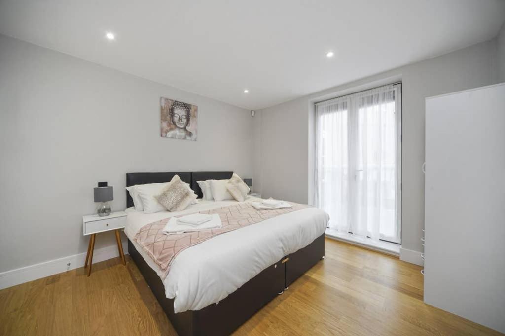 Flat 3 Bridge House Apartment Staines-upon-Thames Bagian luar foto
