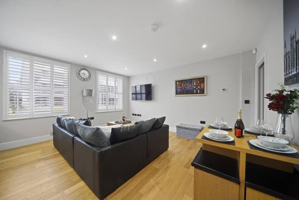 Flat 3 Bridge House Apartment Staines-upon-Thames Bagian luar foto