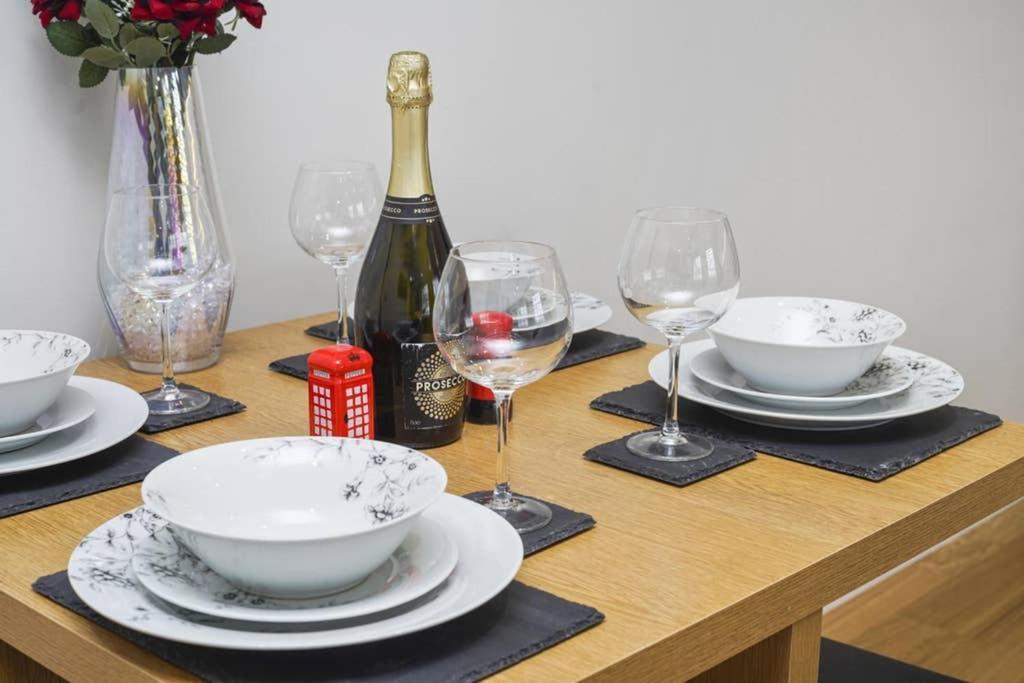 Flat 3 Bridge House Apartment Staines-upon-Thames Bagian luar foto